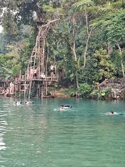 Blue Lagoon turquoise waters in Vang Vieng