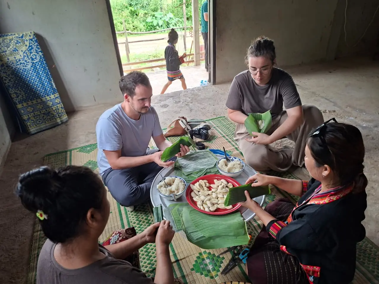 Cooking class: wrapping sticky rice and banana in banana leaves