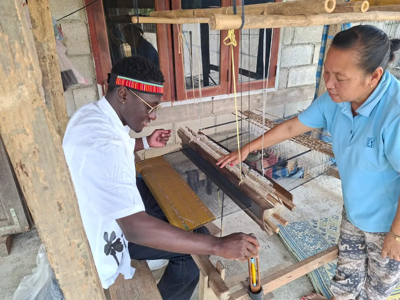 Learning to weave on a traditional loom